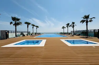 شقة - 2 غرف نوم - 3 حمامات للايجار في البلاج الجنوبي - البلاج - جزيرة اللؤلؤة - الدوحة