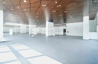 Show Room - Studio - 4 Bathrooms for rent in Hadramout Street - Doha Al Jadeed - Doha