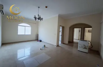 Apartment - 2 Bedrooms - 2 Bathrooms for rent in Umm Ghwailina Comm - Umm Ghuwalina - Umm Ghuwailina - Doha