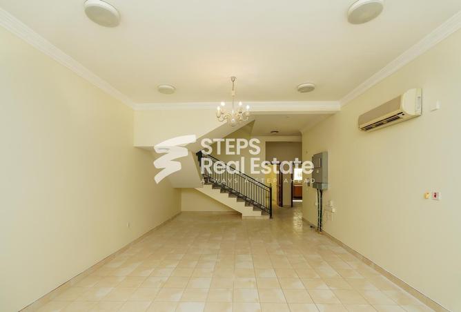 فيلا - 5 غرف نوم - 6 حمامات للايجار في شارع ام السنيم - عين خالد - الدوحة