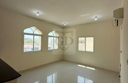 شقة - غرفة نوم - 1 حمام للايجار في شارع عنيزة - الحي الدبلوماسي - الدوحة