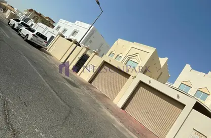 فيلا - 5 غرف نوم - 6 حمامات للايجار في شارع النعيجة - غرب الهلال - الهلال - الدوحة
