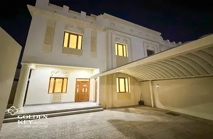 فيلا - 7 غرف نوم - 8 حمامات للايجار في شارع طارق - فريج بن عمران - الدوحة
