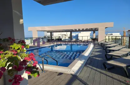 صورة لـ حوض سباحة شقة - 2 غرف نوم - 3 حمامات للايجار في جزيرة اللؤلؤة - الدوحة ، صورة رقم 1