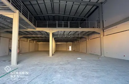 مخزن - استوديو - 8 حمامات للايجار في شارع الصناعية الشرقي - بركة العوامر - الوكرة