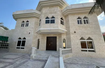 فيلا - 5 غرف نوم - 4 حمامات للايجار في الدفنة - الدفينة - الدوحة