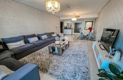 Living Room image for: Apartment - 1 Bedroom - 2 Bathrooms for sale in Al Mutahidah Tower - Viva Bahriyah - The Pearl Island - Doha, Image 1