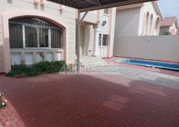 صورةتراس لـ: فيلا - 5 غرف نوم - 4 حمامات للكراء في مجمع النعيم - شمال الدحيل - الدحيل - الدوحة, صورة 1