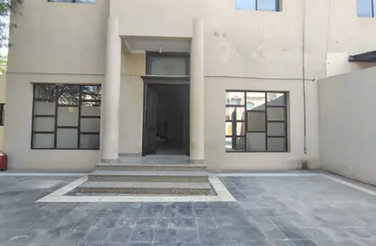 فيلا - 5 غرف نوم - 4 حمامات للايجار في بوابة عين خالد - عين خالد - الدوحة