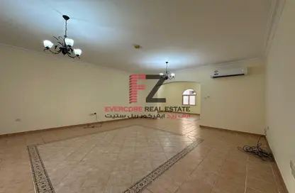 صورة لـ غرفة فارغة فيلا - 3 غرف نوم - 3 حمامات للايجار في شارع النعيجة - غرب الهلال - الهلال - الدوحة ، صورة رقم 1