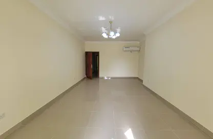 شقة - 3 غرف نوم - 2 حمامات للايجار في شارع الجزيره - فريج بن محمود الشمالي - فريج بن محمود - الدوحة