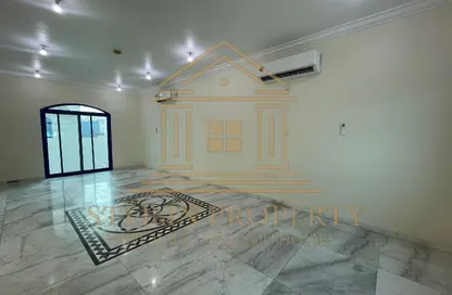 فيلا - 4 غرف نوم - 3 حمامات للايجار في الهلال - الهلال - الدوحة