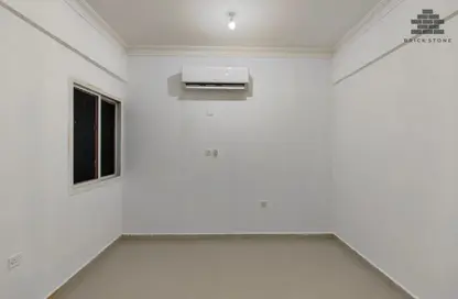 شقة - غرفة نوم - 1 حمام للايجار في شارع المطار القديم - طريق المطار القديم - الدوحة شقة - غرفة نوم - 1 حمام للايجار في شارع المطار القديم - طريق المطار القديم - الدوحة