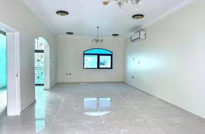 فيلا - 5 غرف نوم - 4 حمامات للايجار في شارع النعيجة - غرب الهلال - الهلال - الدوحة