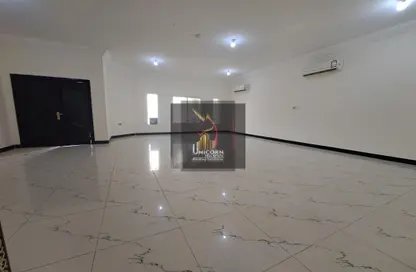 Compound - 5 Bedrooms - 4 Bathrooms for rent in Umm Al Seneem Street - Ain Khaled - Doha
