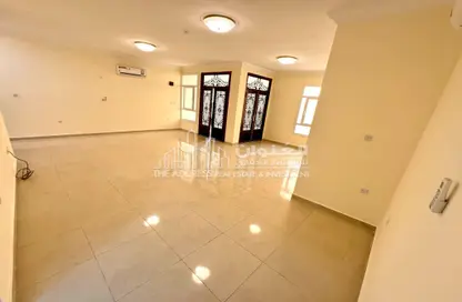 فيلا - 4 غرف نوم - 4 حمامات للايجار في شارع ام السنيم - عين خالد - الدوحة