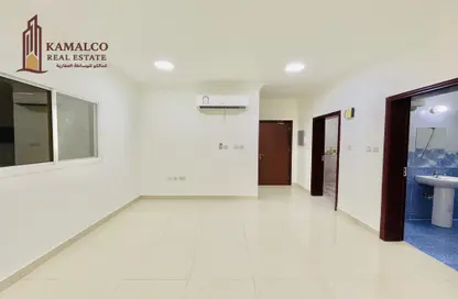 Apartment - 2 Bedrooms - 2 Bathrooms for rent in Umm Ghuwailina 4 - Umm Ghuwailina - Doha