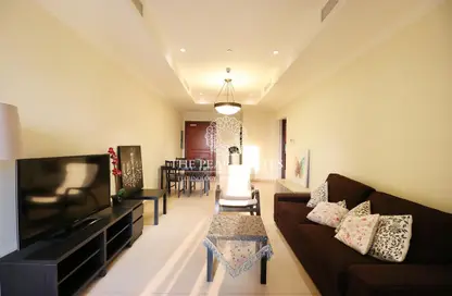 Living / Dining Room image for: Apartment - 1 Bedroom - 2 Bathrooms for sale in East Porto Drive - Porto Arabia - The Pearl Island - Doha, Image 1