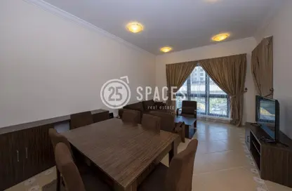صورة لـ غرفة المعيشة / غرفة الطعام شقة - 2 غرف نوم - 3 حمامات للايجار في مدينة سنترال - سنتر المدينة - جزيرة اللؤلؤة - الدوحة ، صورة رقم 1
