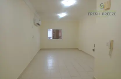 Empty Room image for: Apartment - 2 Bedrooms - 1 Bathroom for rent in Fereej Bin Mahmoud - Doha, Image 1