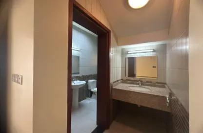 صورة لـ حمام شقة - 3 غرف نوم - 3 حمامات للايجار في اي بي 23 - مشيرب - مشيرب - الدوحة ، صورة رقم 1