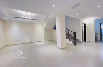 مجمع سكني - 4 غرف نوم - 5 حمامات للايجار في سوق الغرافة - الغرافة - الدوحة