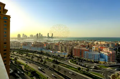 شقة - 2 غرف نوم - 3 حمامات للايجار في طريق بورتو الشرقي - بورتو أرابيا - جزيرة اللؤلؤة - الدوحة