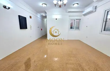 شقة - غرفة نوم - 1 حمام للايجار في ام غوالينا تجارية - ام غويلينا - أم غويلينا - الدوحة