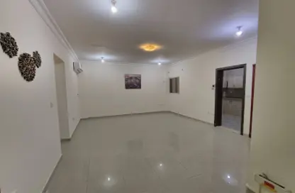 Apartment - 1 Bedroom - 2 Bathrooms for rent in Umm Ghuwailina 4 - Umm Ghuwailina - Doha
