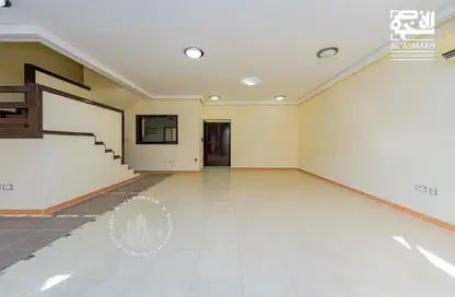 فيلا - 4 غرف نوم - 4 حمامات للايجار في شارع ام السنيم - عين خالد - الدوحة