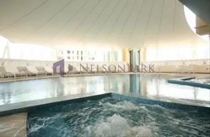 صورة لـ حوض سباحة شقة - 2 غرف نوم - 3 حمامات للايجار في الحي التجاري - الخليج الغربي - الدوحة ، صورة رقم 1