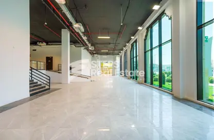 معرض - استوديو - 2 حمامات للايجار في مبنى رمادا التجاري - شارع الروابي - المنتزه - الدوحة