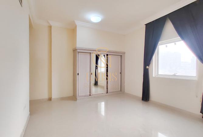 Apartment - 3 Bedrooms - 2 Bathrooms for rent in Building 12 - Abu Umama Street - Al Muntazah - Doha