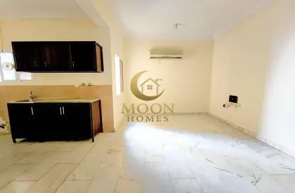 Apartment - 1 Bedroom - 1 Bathroom for rent in Umm Ghuwailina 4 - Umm Ghuwailina - Doha