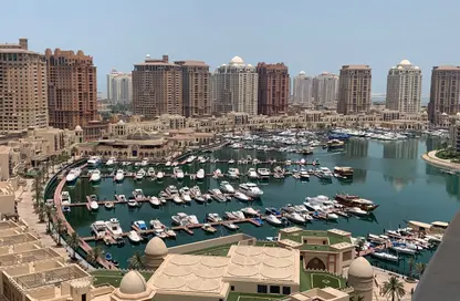 شقة - 2 غرف نوم - 3 حمامات للايجار في طريق بورتو الشرقي - بورتو أرابيا - جزيرة اللؤلؤة - الدوحة
