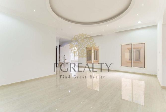 832652 - Property Image 2