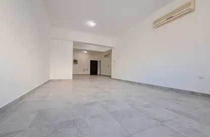 شقة - 2 غرف نوم - 2 حمامات للايجار في شارع الجزيره - فريج بن محمود الشمالي - فريج بن محمود - الدوحة