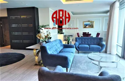 Living Room image for: Villa - 5 Bedrooms - 5 Bathrooms for rent in Abraj Bay - Abraj Quartiers - The Pearl Island - Doha, Image 1