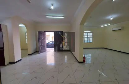 مجمع سكني - 5 غرف نوم - 4 حمامات للايجار في فلل عين خالد - عين خالد - الدوحة