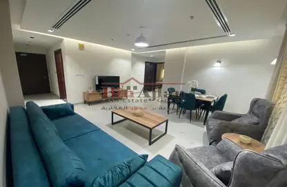 صورة لـ غرفة المعيشة / غرفة الطعام شقة - غرفة نوم - 2 حمامات للايجار في مركز المدينة - مدينة قطر الترفيهية - الوسيل ، صورة رقم 1