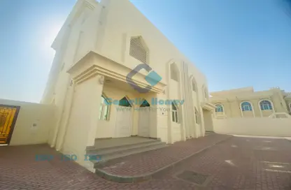 فيلا - 4 غرف نوم - 3 حمامات للايجار في شمال مويثر - منطقة مويثر - الدوحة