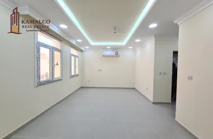 Apartment - 2 Bedrooms - 2 Bathrooms for rent in Umm Ghwailina Comm - Umm Ghuwalina - Umm Ghuwailina - Doha