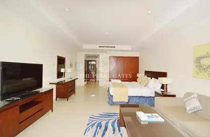 Room / Bedroom image for: Apartment - 1 Bathroom for rent in East Porto Drive - Porto Arabia - The Pearl Island - Doha, Image 1