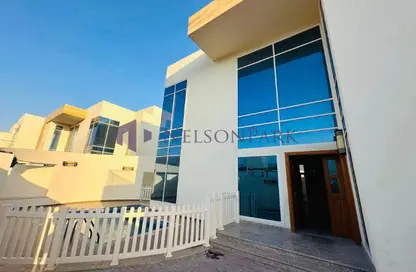 فيلا - 4 غرف نوم - 5 حمامات للايجار في شارع ام السنيم - عين خالد - الدوحة