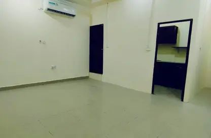 مجمع سكني - 1 حمام للايجار في عين خالد - الدوحة