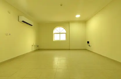 Apartment - 3 Bedrooms - 2 Bathrooms for rent in Salaja Street - Doha Al Jadeed - Doha