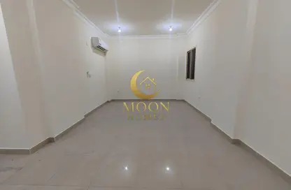 Apartment - 1 Bedroom - 2 Bathrooms for rent in Umm Ghwailina Comm - Umm Ghuwalina - Umm Ghuwailina - Doha