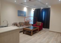 صورةغرفة المعيشة لـ: شقة - 1 غرفة نوم - 2 حمامات للكراء في شارع الزبير بكار - السد - الدوحة, صورة 1