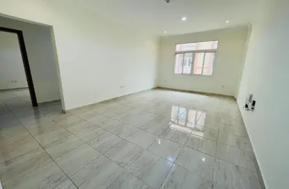 شقة - 2 غرف نوم - 2 حمامات للايجار في شارع المطار القديم - طريق المطار القديم - الدوحة