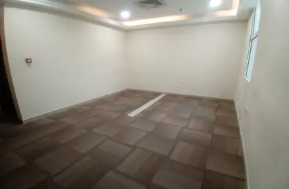 صورة لـ غرفة فارغة مساحات مكتبية - استوديو - 3 حمامات للايجار في فريج عبد العزيز - فريج عبد العزيز - الدوحة ، صورة رقم 1